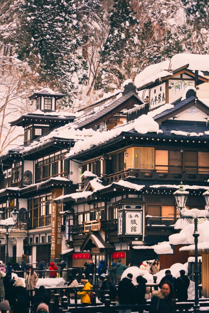 雪をかぶった木々に囲まれた日本の温泉